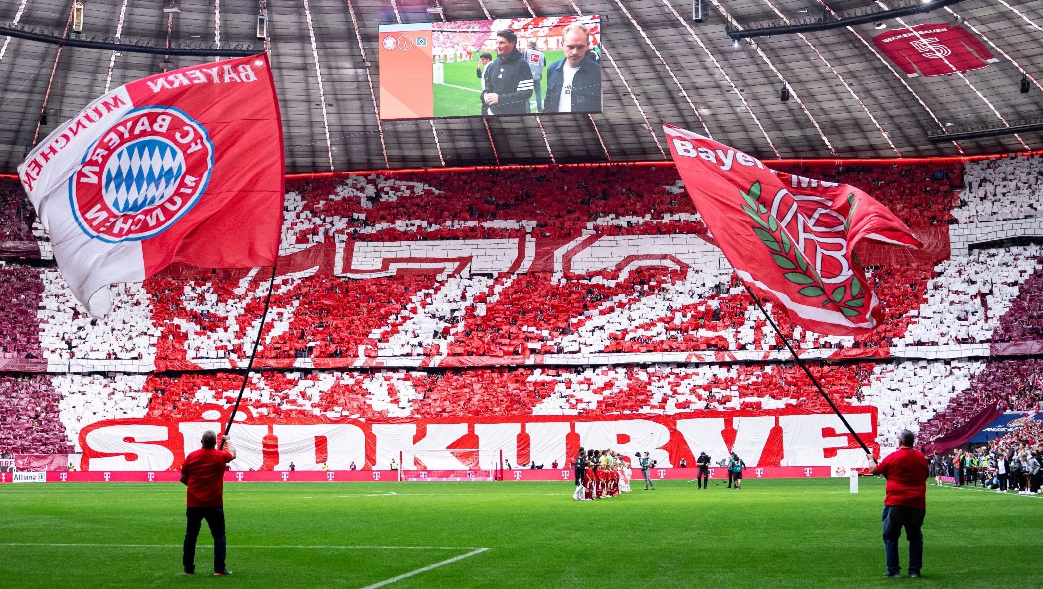 Fankurve verabschiedet Thomas Müller mit großem Banner